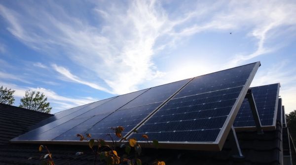 Les panneaux solaires photovoltaïques : un moyen d’économiser significativement